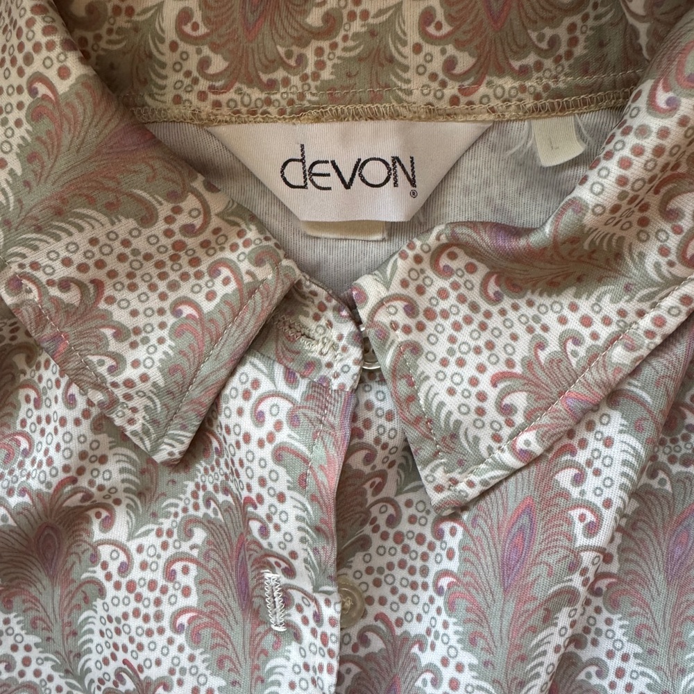 Vintage 60s/70s Womens Button-Up Blouse in Dusty Pink Taupe - Feather paisley